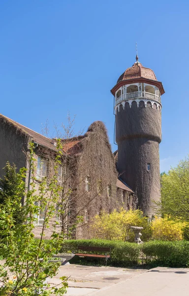 ロシアSvetlogorsk 2021年5月11日 晴れた春の日に1908年に建てられた塔と古い療養所の建物のファサード — ストック写真