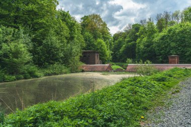 Kaliningrad 'da bahar günü bataklık kanalı manzarası