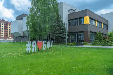 Kaliningrad, Rusya - 18 Mayıs 2021: Baltık Federal Üniversitesi 'nin ana binasının önündeki yeşil çimenlikte 