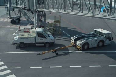 Kaliningrad, Rusya - 18 Mayıs 2021: Havaalanı araçları ve jet yolu üzerinden görüş