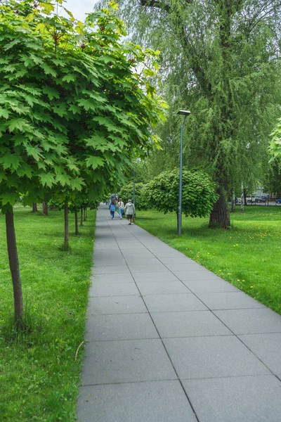 ロシアのカリーニングラード 2021年5月18日 バルト連邦大学の敷地内の歩道を歩く人々 — ストック写真