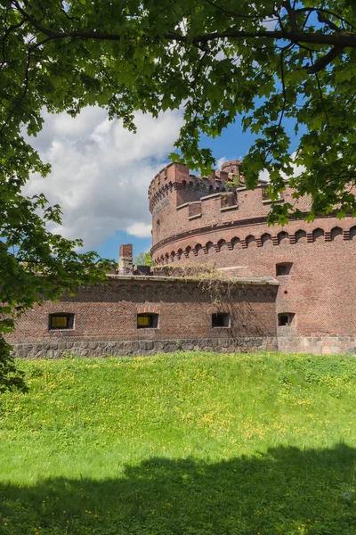 カリニングラードの晴れた日に古い要塞の赤いレンガの壁 — ストック写真