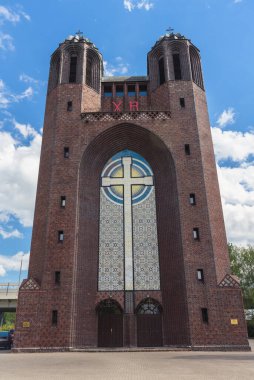 Kalininingrad, Rusya - 17 Mayıs 2021: Bulutlu bahar gününde inşa edilen Kutsal Haç (Krestovozdvizhenskij) Katedrali