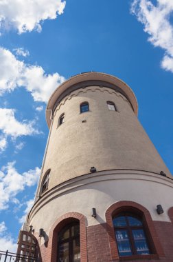 Kaliningrad, Rusya - 17 Mayıs 2021: Güneşli bir günde balıkçı köyündeki deniz feneri gözlem kulesi