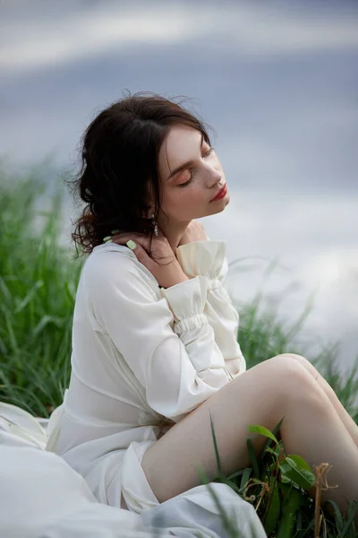 Krásná Mladá Žena Bílých Šatech Odpočívá Břehu Jezera Řeky Profesionální — Stock fotografie