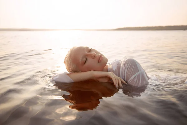 Naken Naken Sexig Kvinna Vatten Vid Solnedgången Vacker Blond Kvinna — Stockfoto