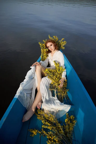 Vörös Hajú Fehér Hálóingben Kék Csónakban Partján Piros Hajú Lány — Stock Fotó