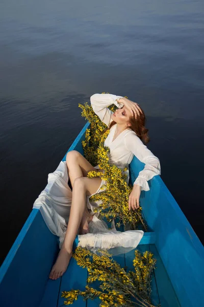 Mulher Ruiva Vestido Branco Negligee Sentar Barco Azul Lago Lagoa — Fotografia de Stock