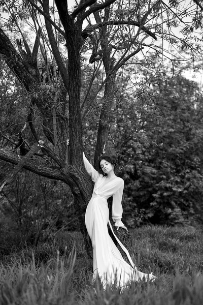 Jeune Femme Érotique Dans Une Longue Robe Blanche Promène Dans — Photo