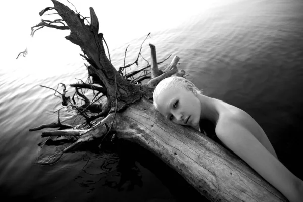 Güzel Sarışın Kısa Saçlı Kadın Deniz Kıyısında Gölette Yatıyor Sahildeki — Stok fotoğraf