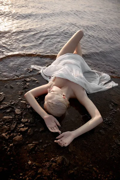 Bella Donna Bionda Capelli Corti Trova Acqua Sulla Riva Del — Foto Stock