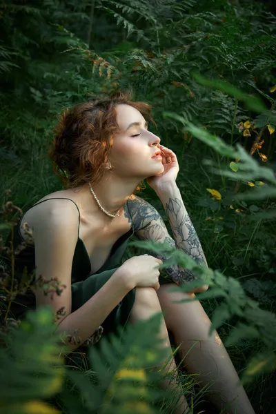 Retrato Romántico Una Mujer Helecho Bosque Arte Mujer Maquillaje Natural — Foto de Stock