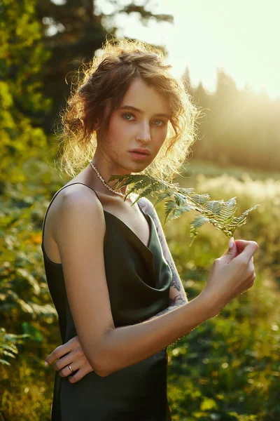 Retrato Hermosa Mujer Bosque Atardecer Mujer Descansa Naturaleza Retrato Arte —  Fotos de Stock