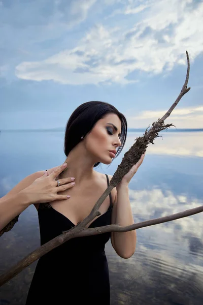 Beauté Femme Brune Robe Noire Pose Dans Lac Mer Sur — Photo