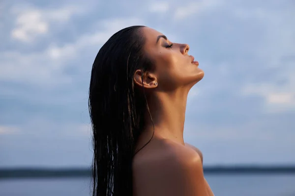 Beauty Brunette Woman Black Dress Poses Sea Lake Blue Sky — Stok Foto