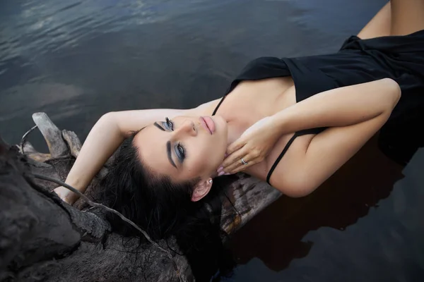 Beauté Femme Brune Robe Noire Pose Dans Lac Mer Sur — Photo