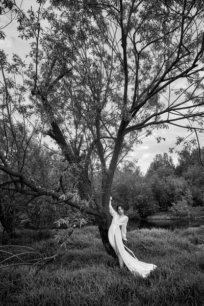 Jeune Femme Érotique Dans Une Longue Robe Blanche Promène Dans — Photo