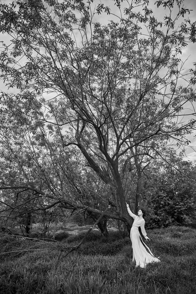 Erotic Young Woman Long White Dress Walks Spring Park River — Stock Photo, Image