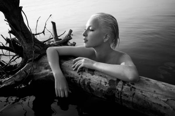 Mulher Loira Cabelo Curto Está Água Costa Mar Retrato Artístico — Fotografia de Stock
