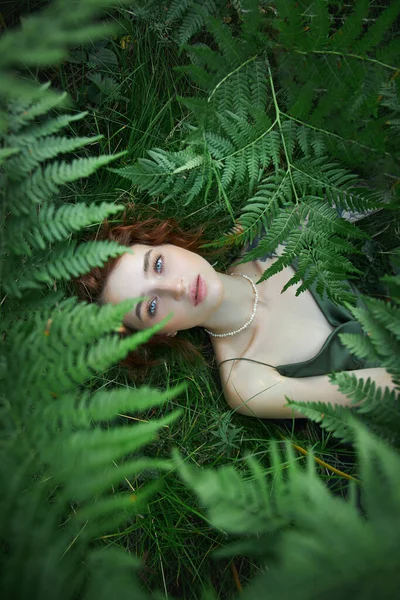 森の中のシダの女性のロマンチックな肖像画 自然の中で休んでいるアートの女性の自然なメイク 緑のシダの茂み — ストック写真
