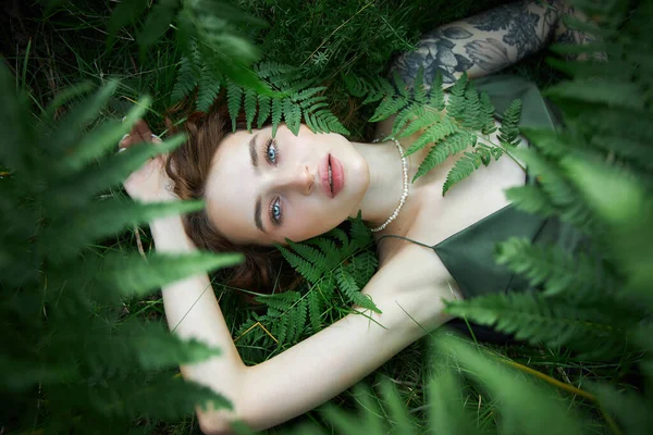 Ρομαντικό Πορτραίτο Γυναίκας Φτέρη Στο Δάσος Τέχνη Γυναίκα Φυσικό Μακιγιάζ — Φωτογραφία Αρχείου