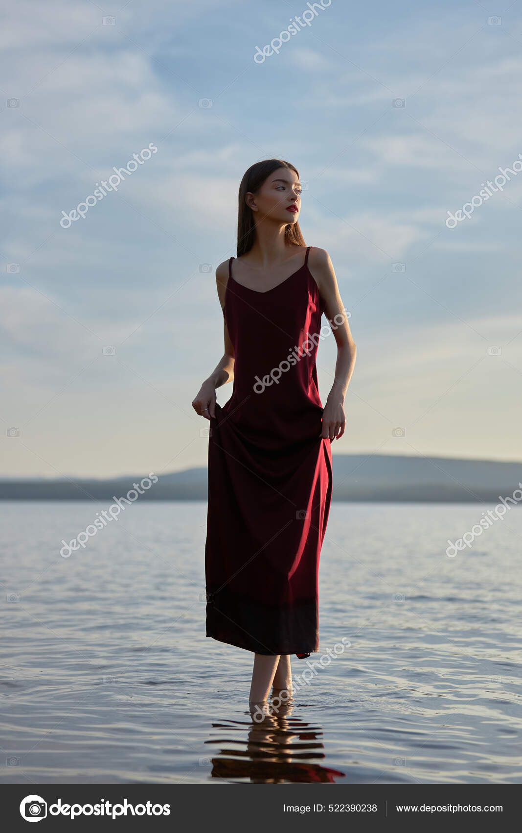 Belle Femme Robe Rouge Clair Tient Dans L eau Lac Mer Photo de stock par angel nt 522390238