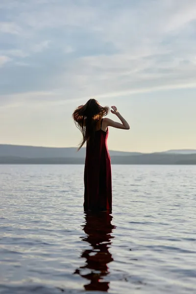 Gyönyörű Világos Piros Ruhában Áll Vizében Naplementekor Tükröződik Lány Vízben — Stock Fotó