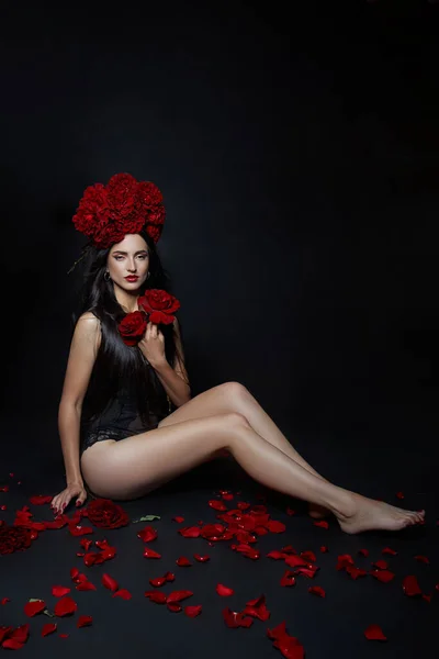 Ritratto Bellezza Donna Bruna Con Corona Fiori Rose Sulla Testa — Foto Stock