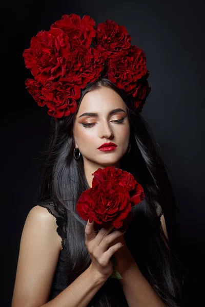 Szépség Portré Barna Koronával Rózsa Virágok Fején Élénk Vörös Smink — Stock Fotó