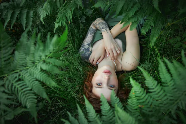 Romantisches Porträt Einer Frau Einem Farn Wald Kunst Frau Natürliches — Stockfoto