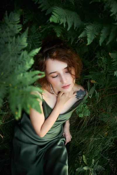 Retrato Romántico Una Mujer Helecho Bosque Arte Mujer Maquillaje Natural —  Fotos de Stock