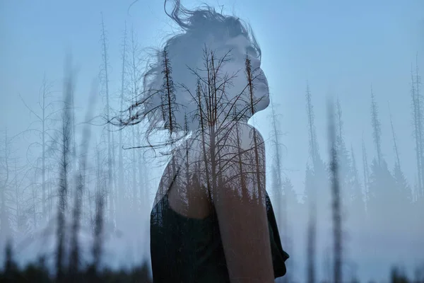 樹冠に二重露出の少女の肖像画 木製の青い空を持つ女性の繊細な神秘的な肖像画 — ストック写真