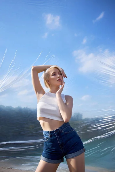Dokonalá Blondýnka Krátké Vlasy Módní Žena Pózuje Létě Přírodě Slunečného — Stock fotografie