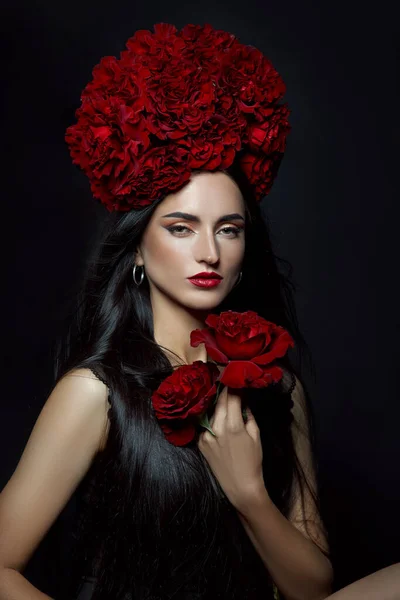 Beauty Portrait Brunette Woman Crown Roses Flowers Her Head Bright — Stock Photo, Image