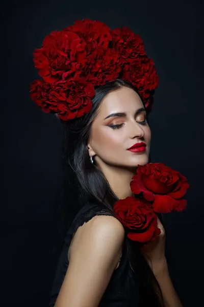 Ritratto Bellezza Donna Bruna Con Corona Fiori Rose Sulla Testa — Foto Stock