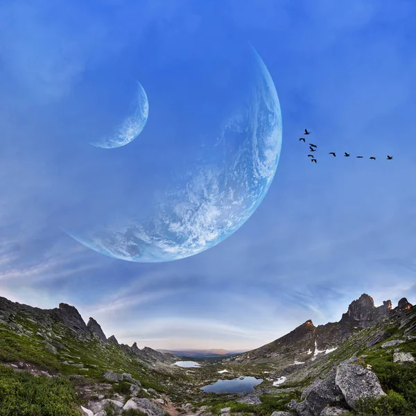Panoramabergen Och Två Planeter Himlen Fantastisk Värld Fåglar Flyger Mot — Stockfoto