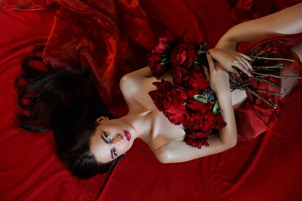 Linda Morena Sexy Com Buquê Rosas Vermelhas Deitadas Chão Partes — Fotografia de Stock