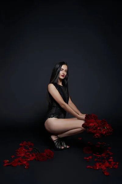 Szexi Barna Egy Csokor Vörös Rózsa Padlón Hosszú Haj Meztelen — Stock Fotó