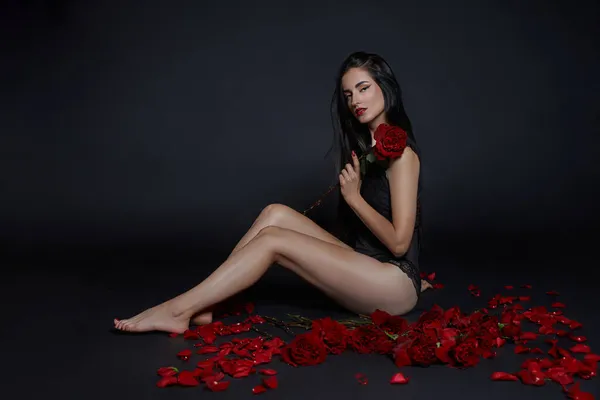 Szexi Barna Egy Csokor Vörös Rózsa Padlón Hosszú Haj Meztelen — Stock Fotó