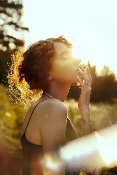 Portret Mooie Vrouw Het Bos Bij Zonsondergang Vrouw Rust Natuur — Stockfoto