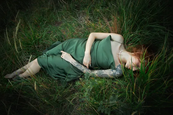 Mulher Ruiva Bonita Floresta Unidade Com Natureza Retrato Misterioso Romântico — Fotografia de Stock