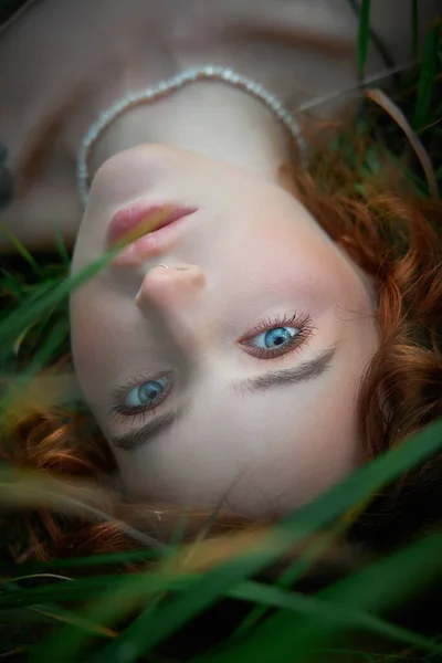森の中の美しい赤髪の女性 自然との団結 少女のロマンチックな神秘的な肖像画 夕暮れの自然 — ストック写真