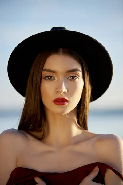 Retrato Uma Mulher Bonita Com Cabelo Comprido Grande Chapéu Preto — Fotografia de Stock