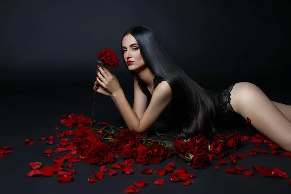 Sexy Brunetka Kyticí Rudých Růží Podlaze Dlouhé Vlasy Nahé Části — Stock fotografie