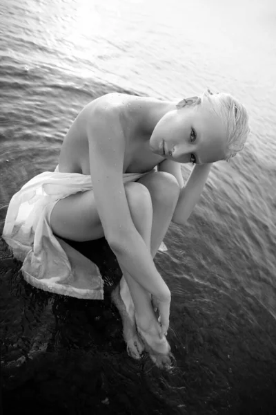 Art Nude Sexy Blonde Short Haircut Sitting Water Shore Beach — Stock Photo, Image