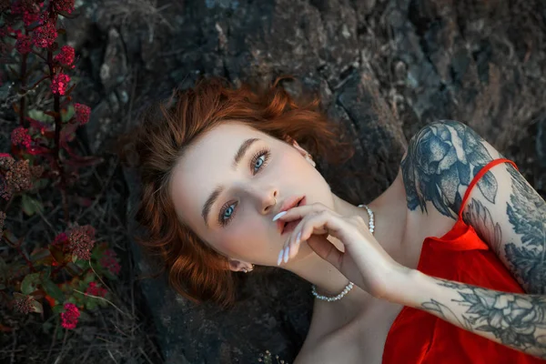 Belle Femme Rousse Dans Forêt Unité Avec Nature Portrait Mystérieux — Photo