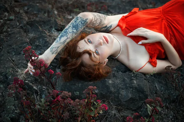 Piękna Rudowłosa Kobieta Lesie Jedność Naturą Romantyczny Tajemniczy Portret Dziewczyny — Zdjęcie stockowe