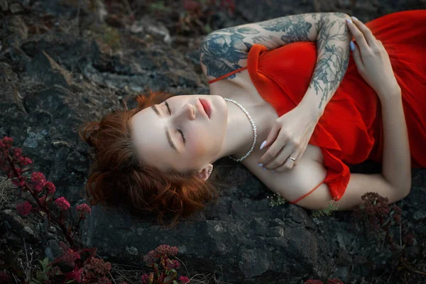 Vacker Rödhårig Kvinna Skogen Enhet Med Naturen Romantiskt Mystiskt Porträtt — Stockfoto
