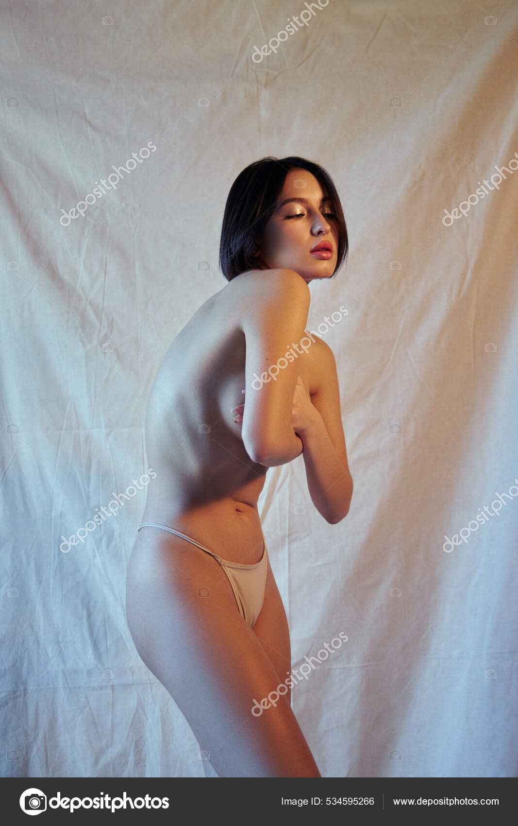 Retrato Mulher Nua Beleza Cabelo Curto Moda Coloração Coloração Cabelo —  Foto © angel_nt 534595266