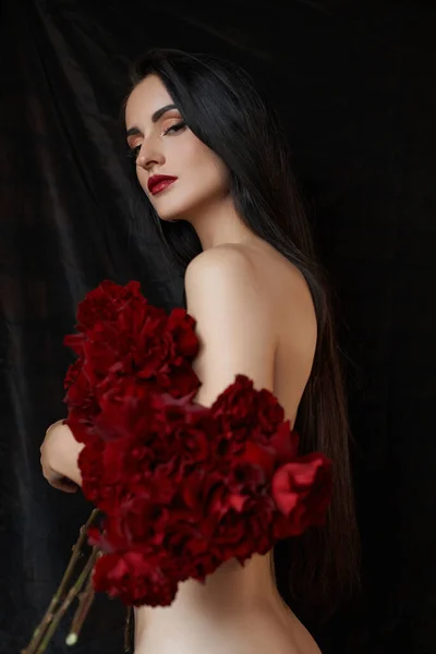 美丽的黑发女人 戴着红色紧身衣 开着一束红玫瑰花 裸体艺术肖像画 — 图库照片